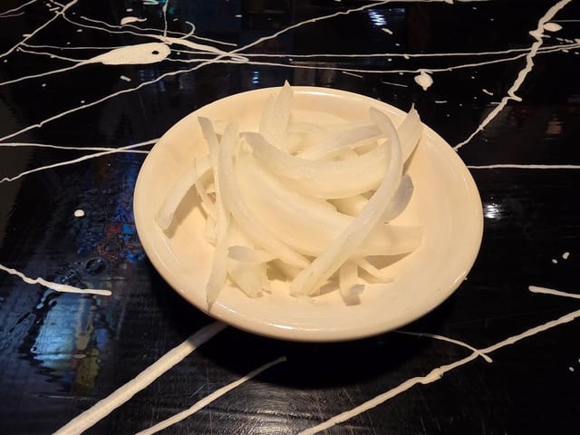 Raw Onions (Side).
